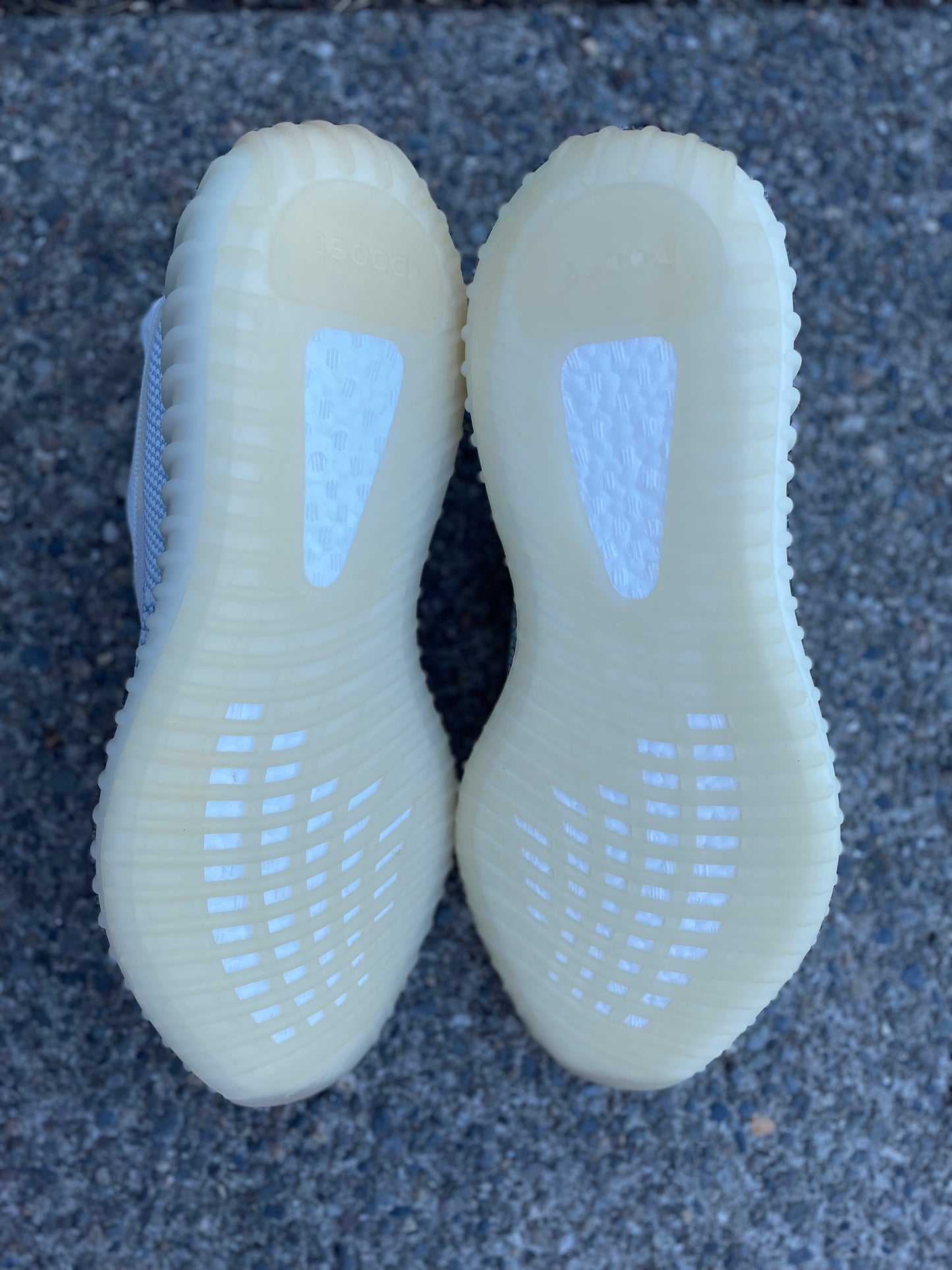 FW3043 -New Yeezy 350 V2 Cloud non reflective size 13 with box