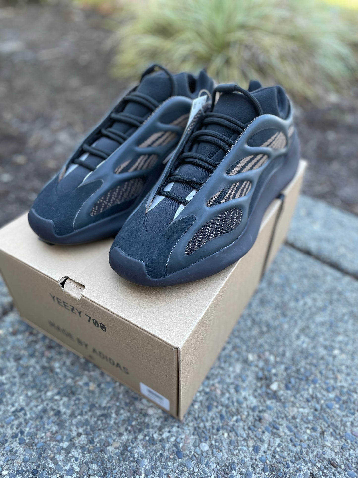 GY0189 -New Yeezy 700 V3 clay brown size 13 with box