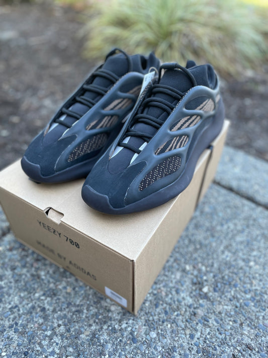 GY0189 -New Yeezy 700 V3 clay brown size 13 with box