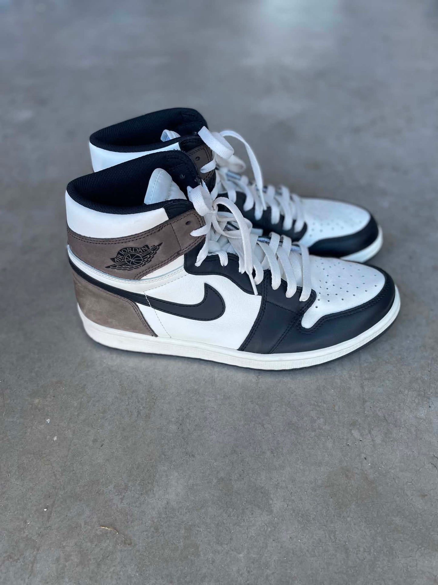 Pre owned Jordan 1 retro high “Mocha” men’s size 12 no box -555088-105