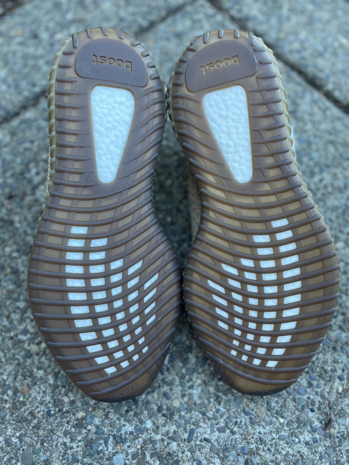 FZ5240 -New Yeezy 350 V2 Sand taupe size 13 with box
