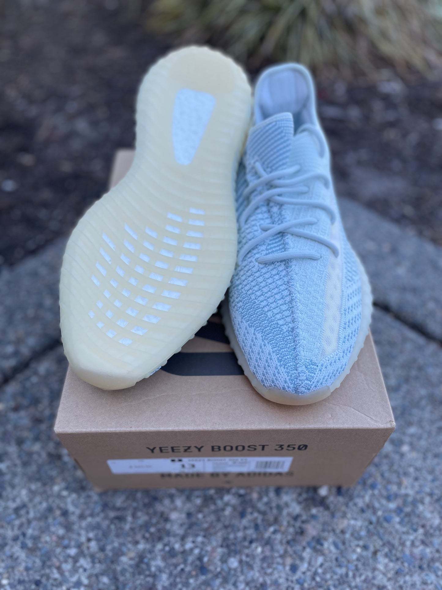 FW3043 -New Yeezy 350 V2 Cloud non reflective size 13 with box